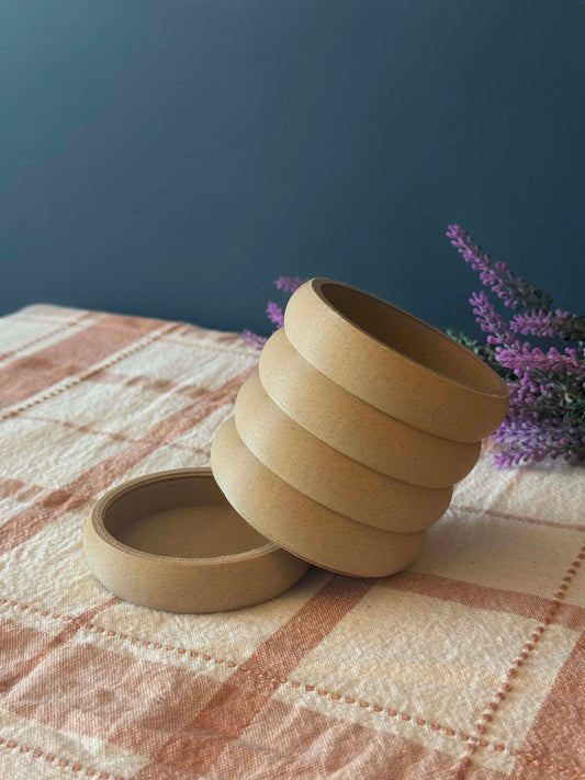 vaso sentado em caminho de mesa com plantas e aberto