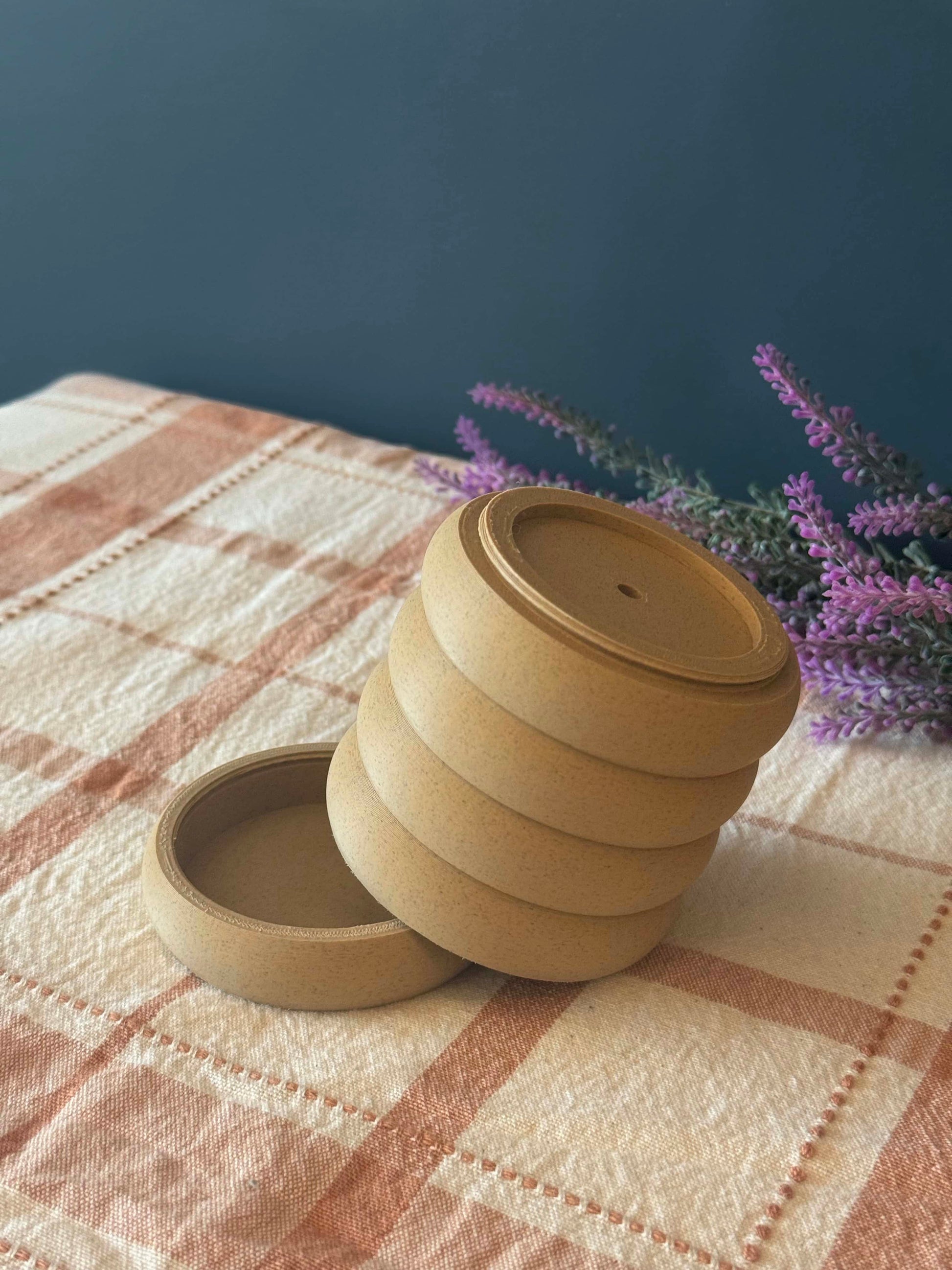 vaso sentado em caminho de mesa com plantas e aberto