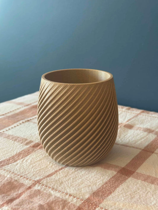 Spiral vaso em um caminho de mesa