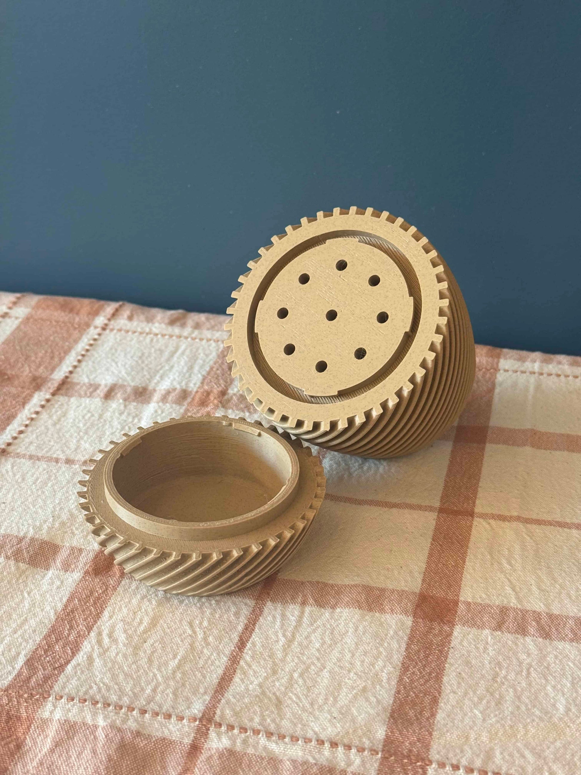 Spiral vaso aberto sobre um caminho de mesa